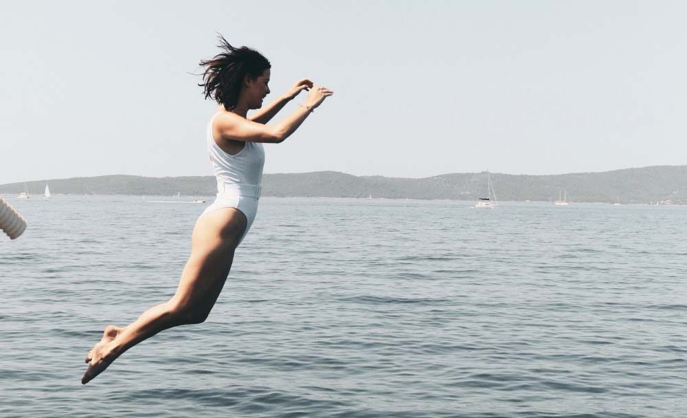 drogens vital, kvinde der hopper i havet