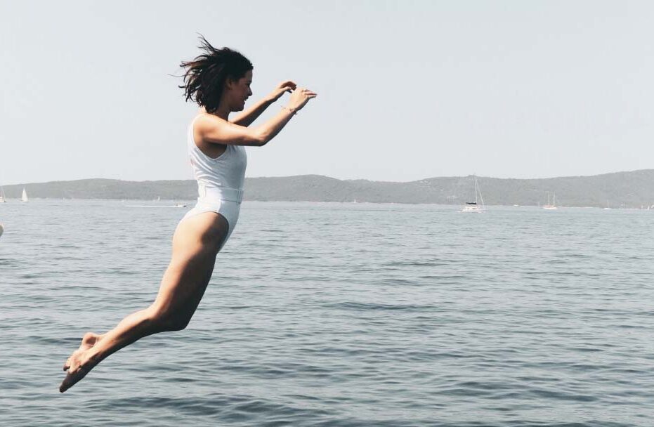 drogens vital, kvinde der hopper i havet