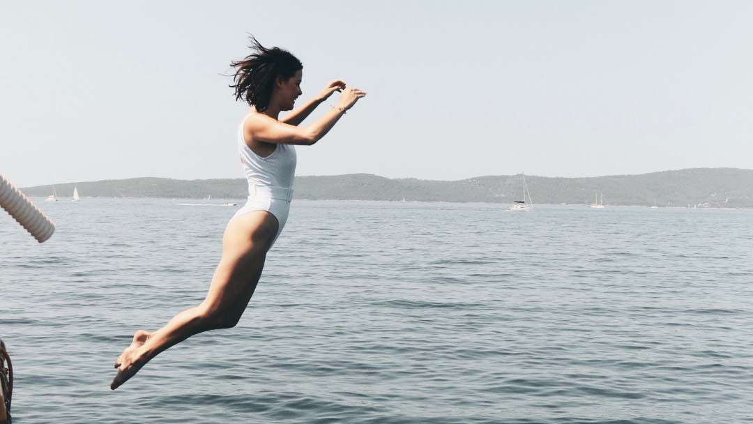 drogens vital, kvinde der hopper i havet
