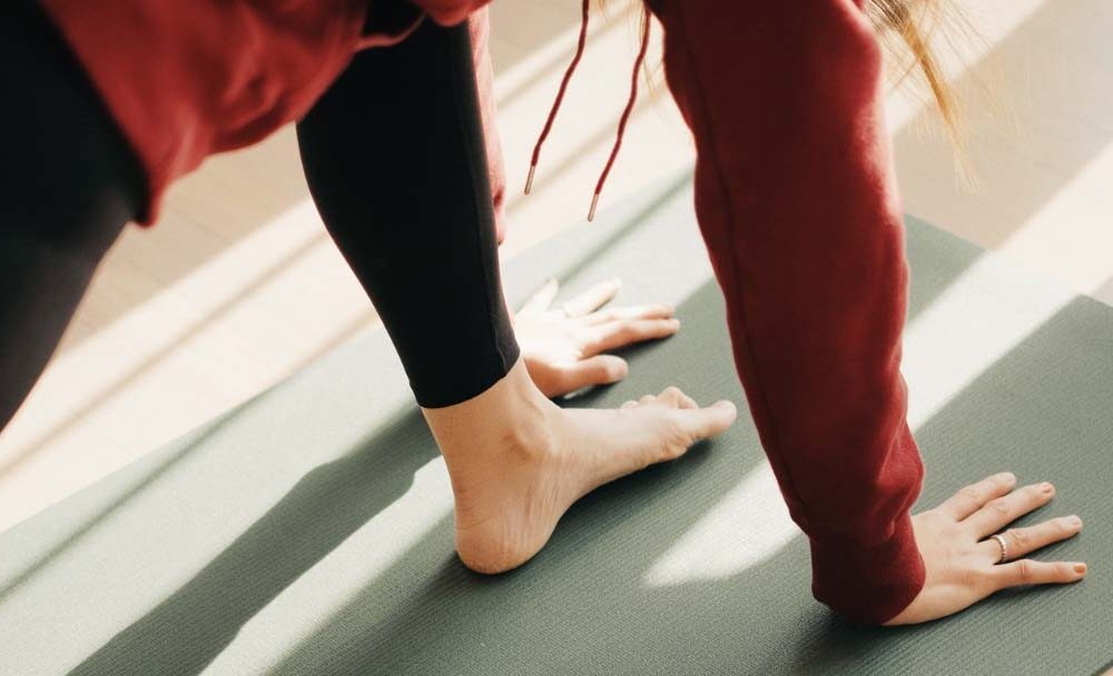 drogens vital, kvinde dyrker yoga