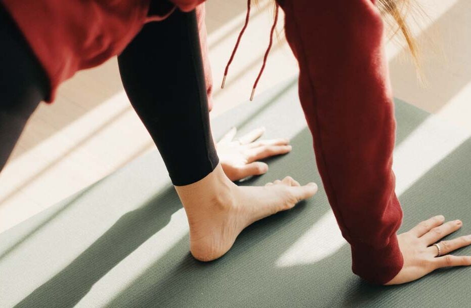 drogens vital, kvinde dyrker yoga