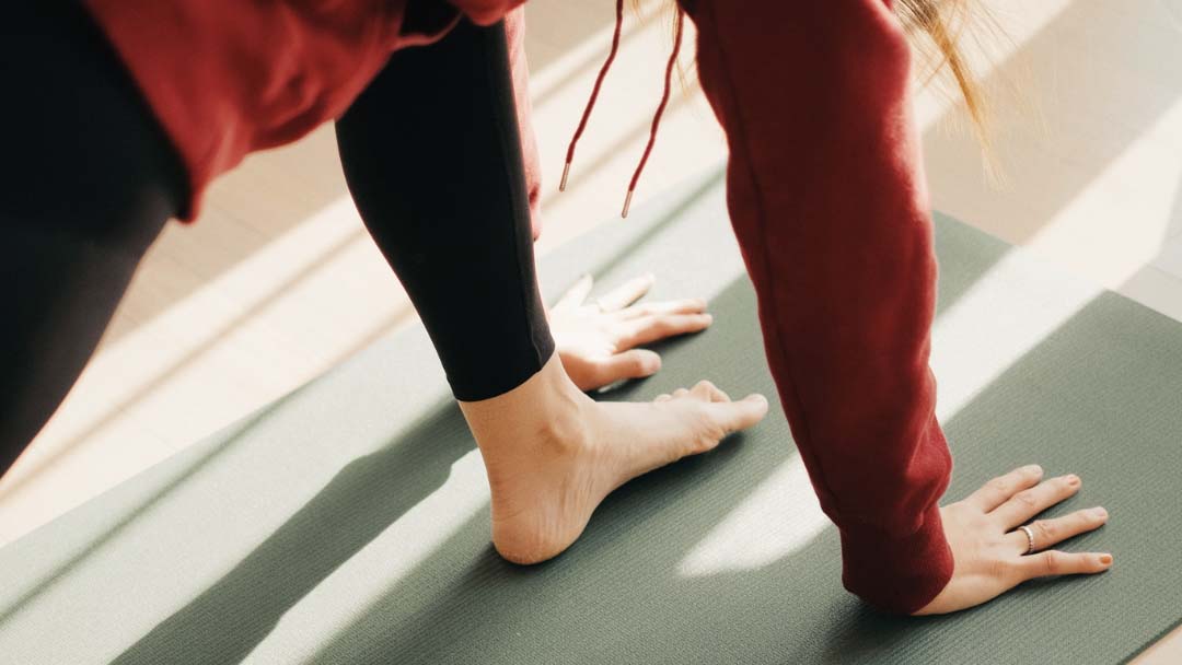 drogens vital, kvinde dyrker yoga